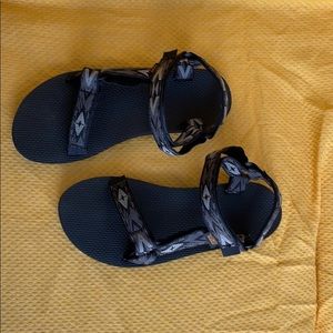 Women’s Teva’s size 8